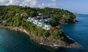 A coastal residential area with houses built on a cliff overlooking the sea. - Sandals Regency La Toc (Castries)