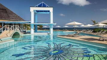 Caja fuerte, tabla de planchar con plancha, despertador