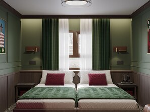 Un lit double avec deux oreillers, une table de chevet et une commode, ainsi qu’une fenêtre avec des rideaux.