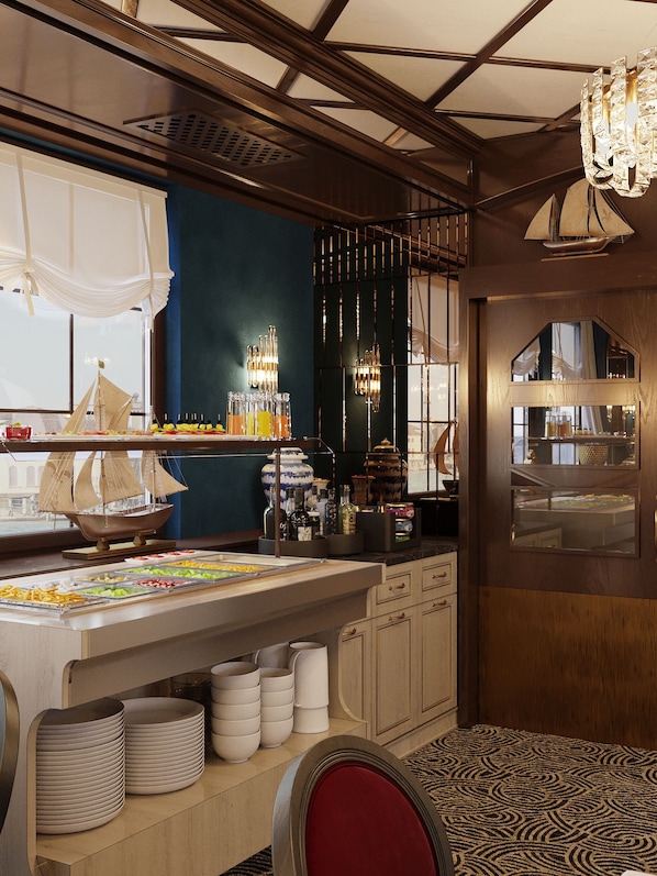 Eine Barbereich mit Buffet, einem verzierten Modellschiff und einer großen Vase.