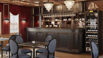 Eine Bar mit einer hohen Theke, mehreren Weinflaschen und einer Sitzecke mit Stühlen und einem Tisch.