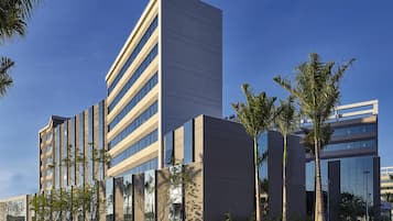 Un edificio moderno de varios pisos, con amplios ventanales y techo plano.