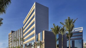 A modern building with multiple floors, large windows, and a flat roof. - Contemporaneo (Campinas)