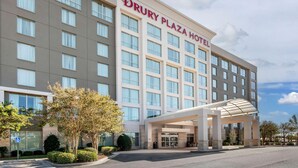 Das Drury Plaza Hotel mit moderner Fassade, großen Fenstern und einem überdachten Eingang.