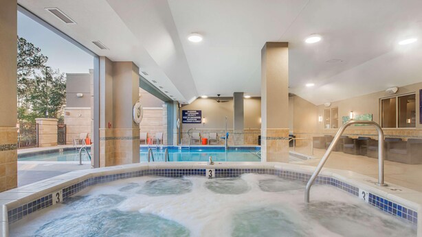 Bereich mit Whirlpool, Pool und einem Schild, das eine Tiefe von 3 Metern anzeigt, mit Blick ins Freie.