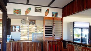 Un espace bar avec des meubles en bois, une horloge et divers éléments de décoration murale.