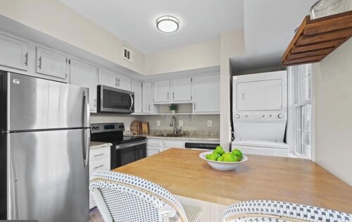 King bed condo in charming Old Town Alexandria with patio and free parking