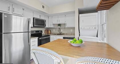 King bed condo in charming Old Town Alexandria with patio and free parking