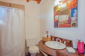Dusche, Bidet, Handtücher, Seife