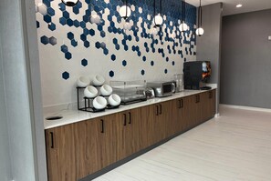 Breakfast area - La Quinta Inn & Suites By Wyndham Athens (Athens)