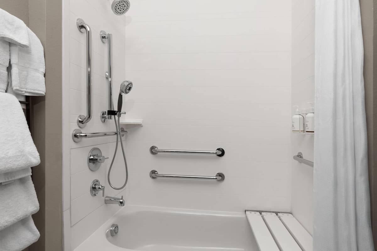 Rom, 2 queensize-senger, tilpasset hørselshemmede (Mobility, Bathtub W/grab Bars) | Tilrettelagt bad