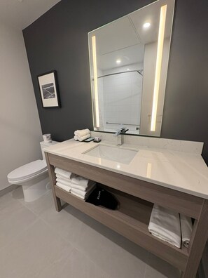 1 King Bed, 1 Queen Bed, Sofa Bed, 1-Bedroom Family Suite, Non-Smoking | Baño | Cabezal de ducha con hidromasaje, secador de pelo, toallas y jabón