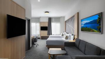 Suite ejecutiva, varias camas, para no fumadores (Sofabed, Family) | Caja de seguridad en la habitación y espacio para trabajar con laptop