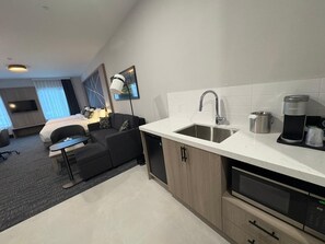 Suite ejecutiva, varias camas, no fumadores (Sofabed, Family) | Caja fuerte, espacio para trabajar con un portátil, cortinas opacas