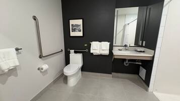 Huone, 1 keskisuuri parisänky, esteetön liikuntarajoitteisille, tupakointi kielletty | Kylpyhuone