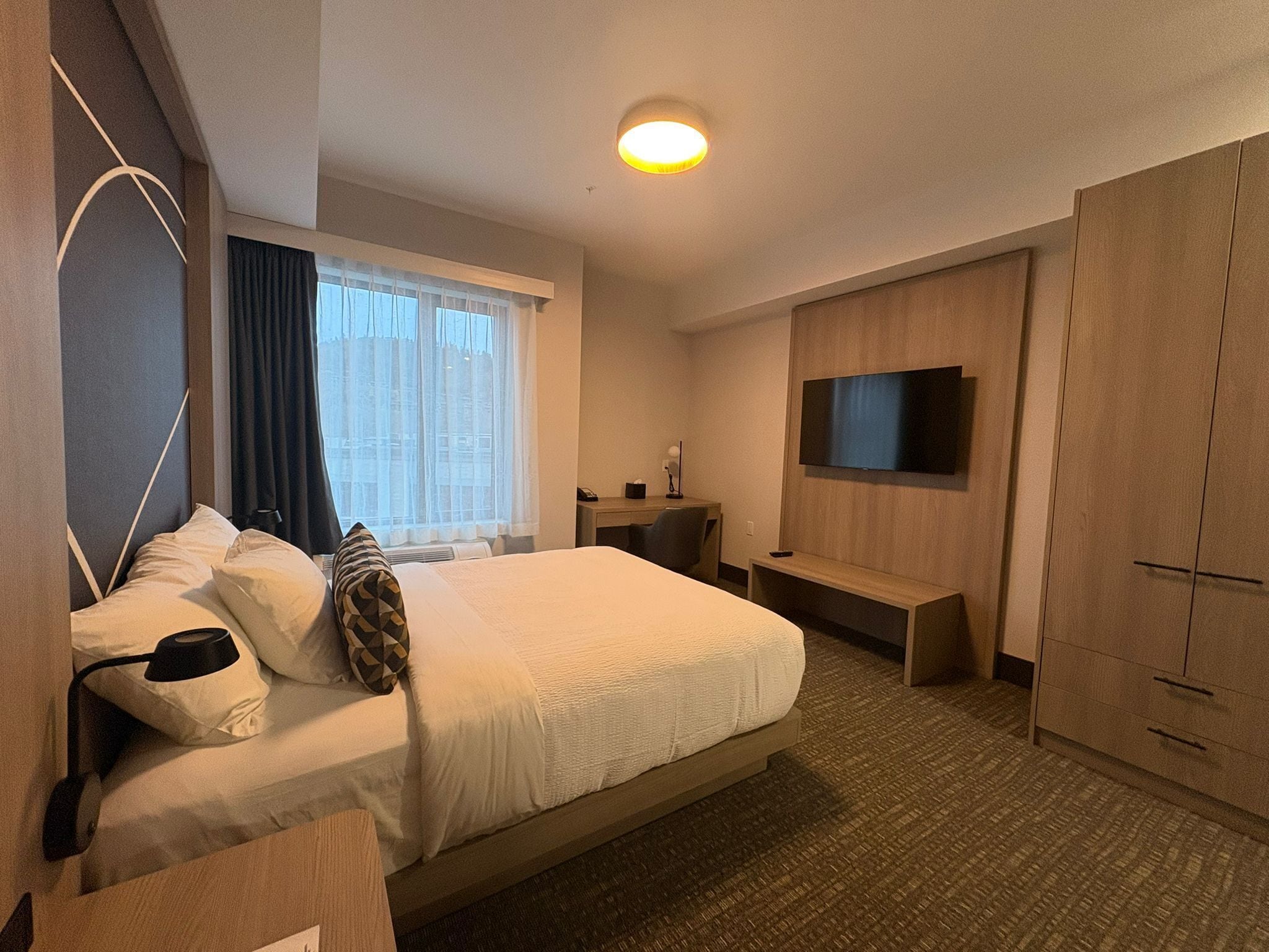 Huone, 1 keskisuuri parisänky, esteetön liikuntarajoitteisille, tupakointi kielletty