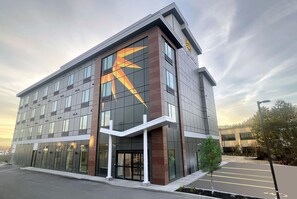 Exterior - La Quinta Inn & Suites By Wyndham Kelowna Bc (Kelowna)