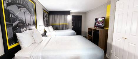 Edredón, escritorio y espacio para trabajar con laptop