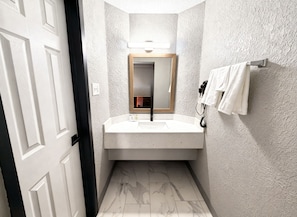 Bathtub, free toiletries, hair dryer, towels