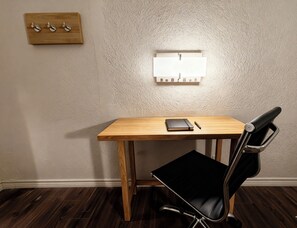 羽絨被、書桌、筆電工作空間、遮光布/窗簾