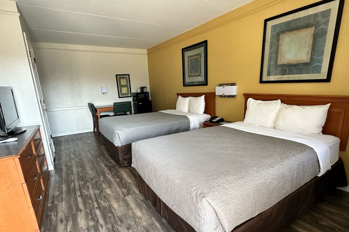 Cortinas blackout, insonorización y tabla de planchar con plancha