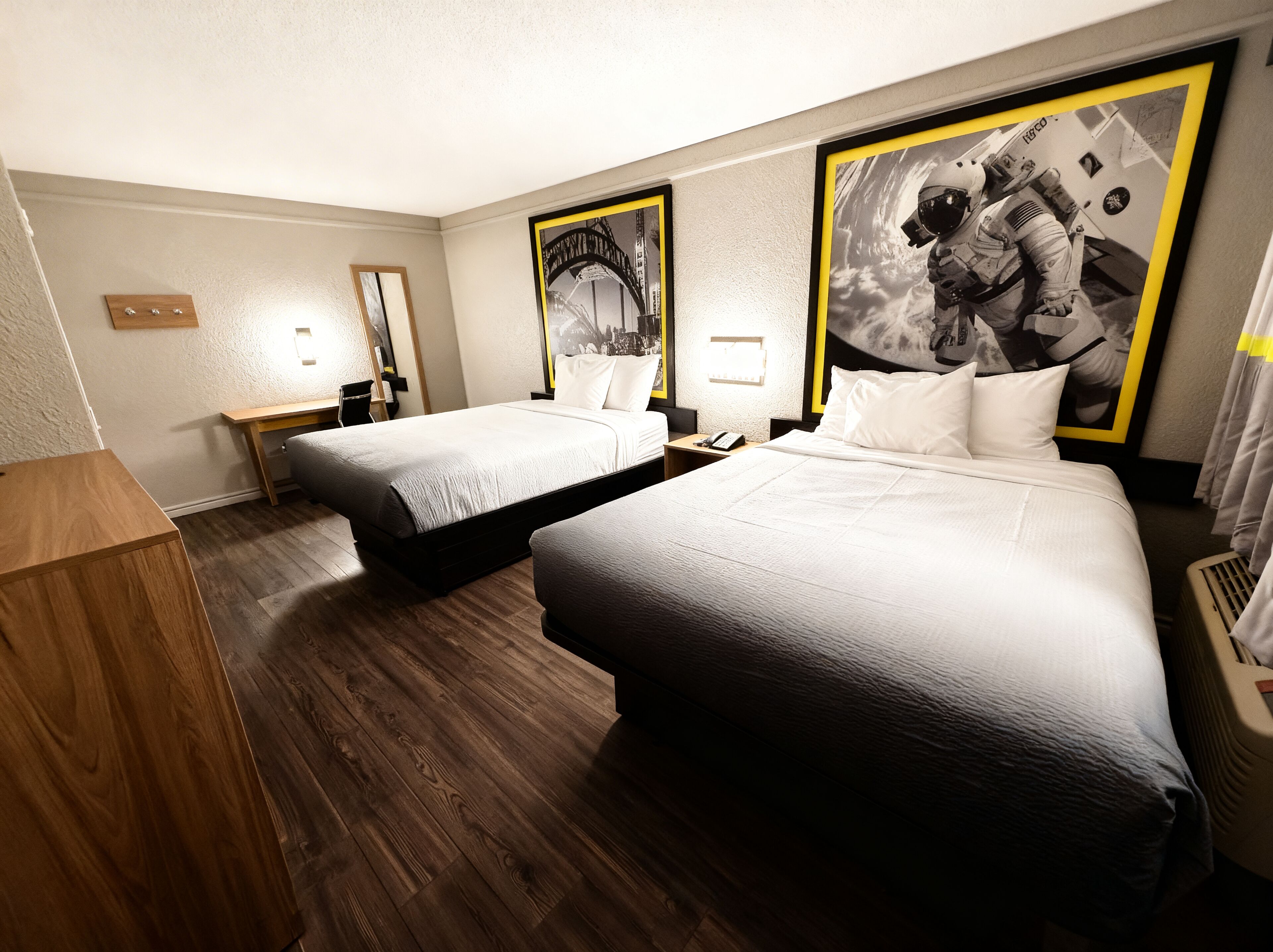 Daunenbettdecken, Schreibtisch, laptopgeeigneter Arbeitsplatz