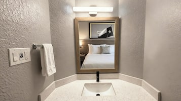 Een bad, gratis toiletartikelen, een haardroger, handdoeken