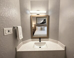 浴缸、免費盥洗用品、吹風機、毛巾