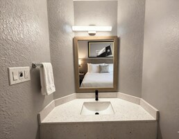 Bañera, artículos de tocador gratuitos, secador de pelo, toallas