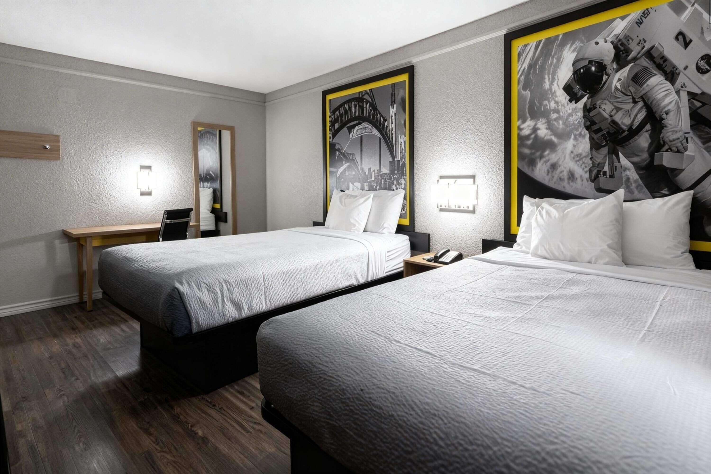 Habitación, 2 camas matrimoniales, para no fumadores | Edredón, escritorio y espacio para trabajar con laptop 