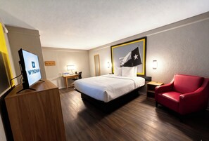 Daunenbettdecken, Schreibtisch, laptopgeeigneter Arbeitsplatz