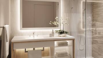 Ein modernes Badezimmer mit großem Spiegel, weißem Waschbecken und Duschbereich.