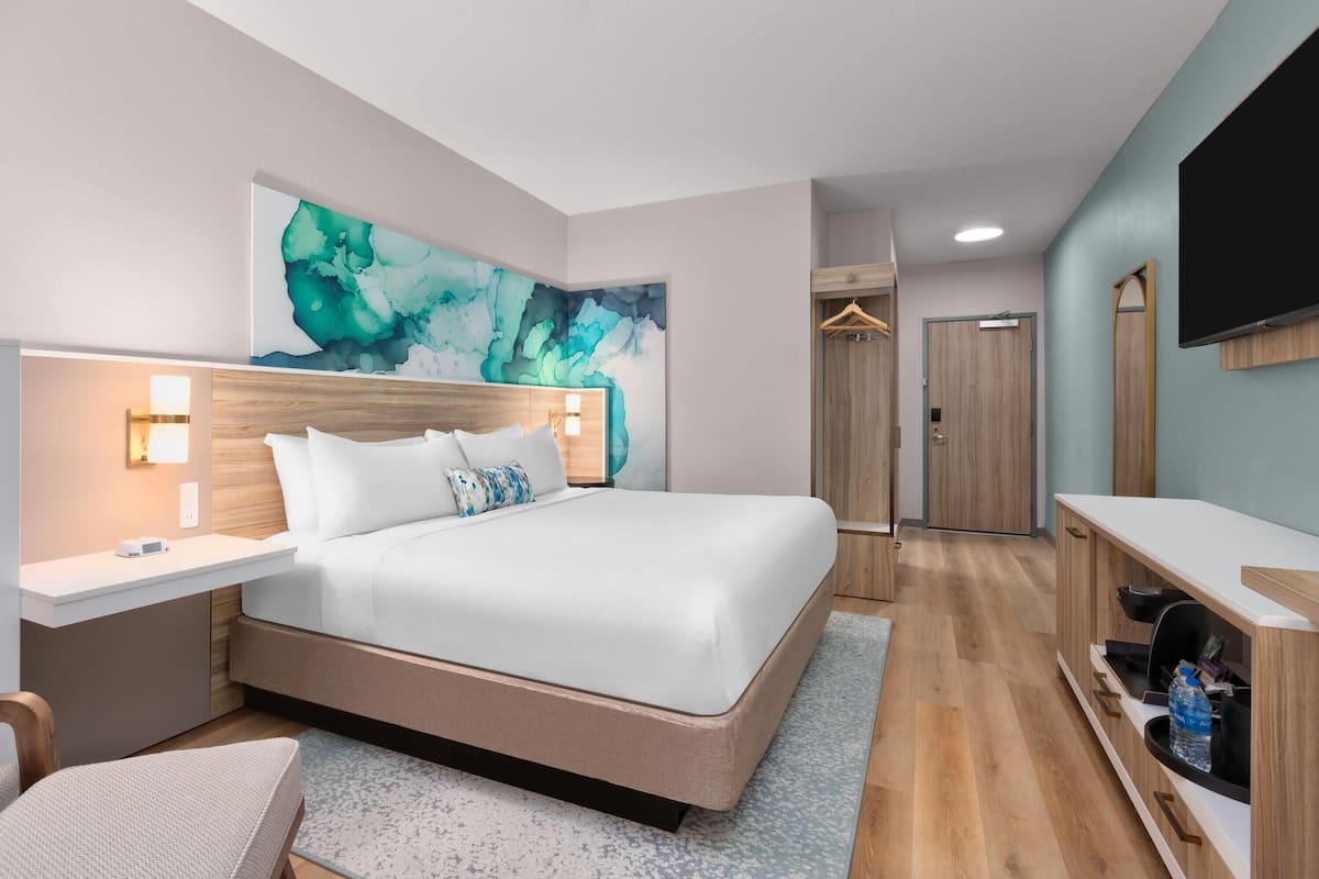 Habitación, 1 cama de matrimonio grande, no fumadores | Caja fuerte, cortinas opacas, tabla de planchar con plancha