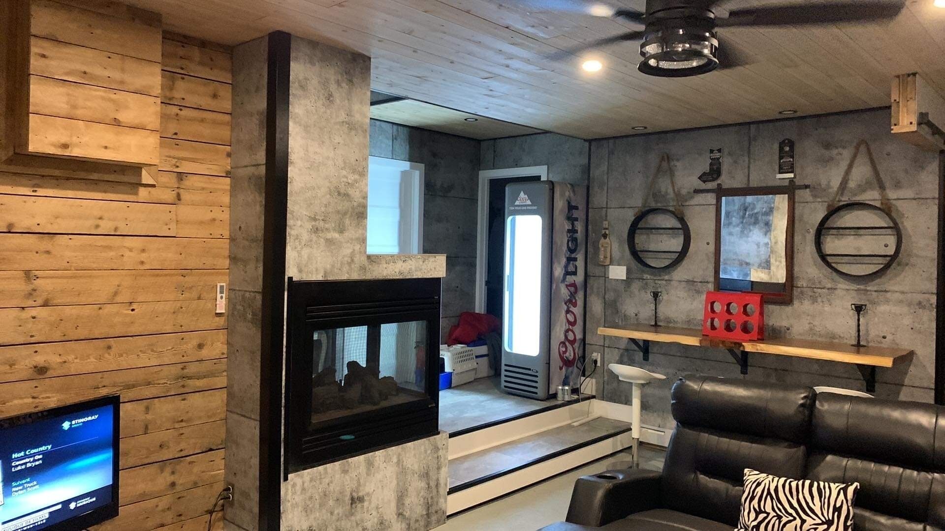 Chalet estándar | Zona de estar | Smart TV de 42 pulgadas con canales digitales