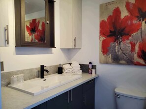 华丽开间, 湖景 | 浴室 | 肥皂、洗发水、卫生纸