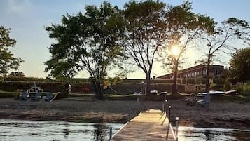Plage privée, chaises longues