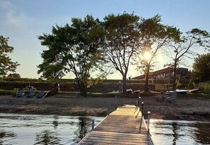 Private beach, sun loungers - Motel Domaine l'Avantage (Roberval)