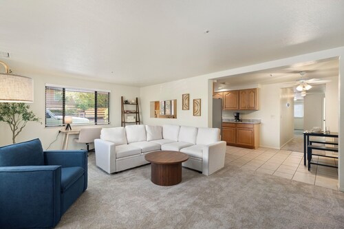 Entire Property Retreat - 7 BR Walk to Uptown