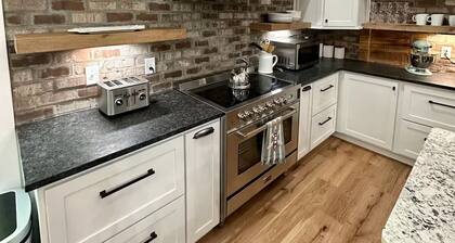 Beautiful LAKEFRONT 5-bedroom house right on the water, fully-equipped.