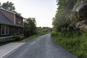 Eine Wohnstraße mit einem Haus auf der linken Seite.