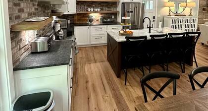 Beautiful LAKEFRONT 5-bedroom house right on the water, fully-equipped.