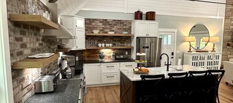 Beautiful LAKEFRONT 5-bedroom house right on the water, fully-equipped.