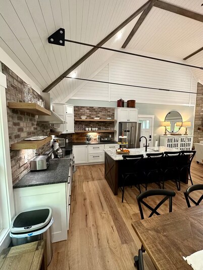 Beautiful LAKEFRONT 5-bedroom house right on the water, fully-equipped.