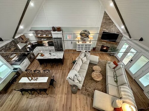 Beautiful LAKEFRONT 5-bedroom house right on the water, fully-equipped.