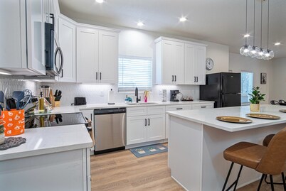 Unwind in Style 4BR 2BA Quick Access to Downtown