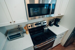 Microondas, horno, parrilla de estufa y lavavajillas