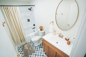 SĂšche-cheveux, serviettes fournies, savon, papier toilette