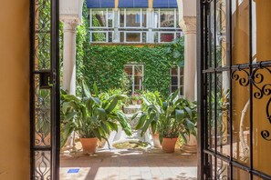 المنطقة المحيطة بالمنشأة