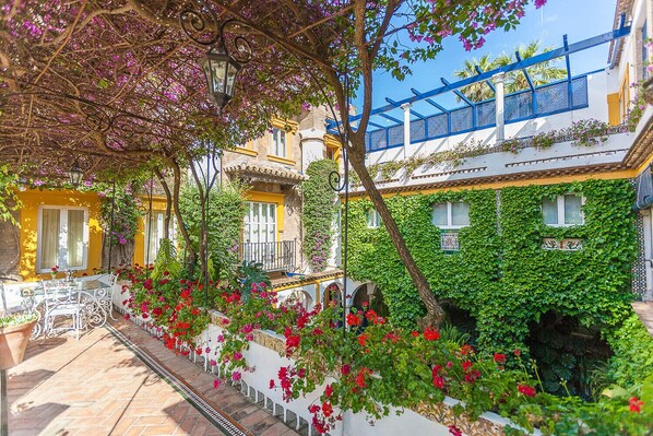 المنطقة المحيطة بالمنشأة