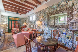 المنشأة من الداخل